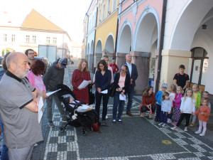 Rodina Háhnova z Jičína byla vyvražděna za dob nacistů. Teď jí připomínají tři Kameny zmizelých