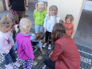 Rodina Háhnova z Jičína byla vyvražděna za dob nacistů. Teď jí připomínají tři Kameny zmizelých
