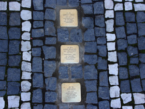 Rodina Háhnova z Jičína byla vyvražděna za dob nacistů. Teď jí připomínají tři Kameny zmizelých