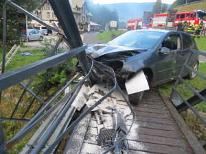 FOTO: Policie během víkendu chytla osm řidičů pod vlivem. Jedna z nich autem skončila na lávce pro pěší