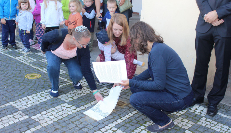 Rodina Háhnova z Jičína byla vyvražděna za dob nacistů. Teď jí připomínají tři Kameny zmizelých