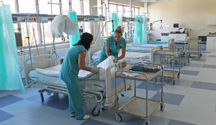 V domově důchodců v Úpici je ohnisko covidu. 30 klientů nakažených, jeden zemřel