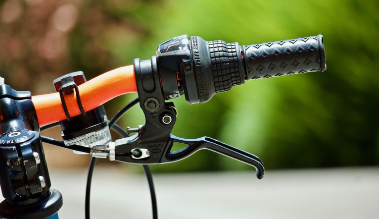 Kolo za 40 tisíc korun zamkl na pět minut před obchodem. Než nakoupil, někdo ho ukradl