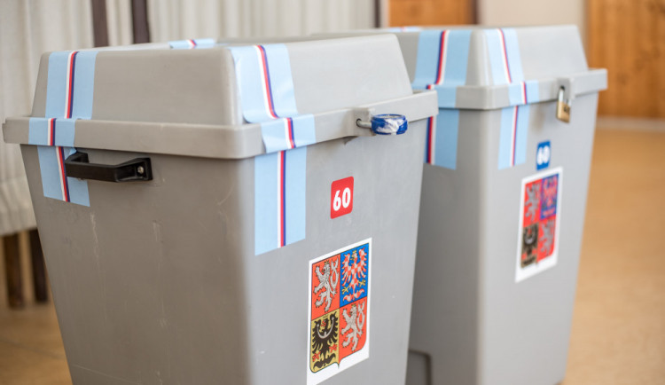 V Královéhradeckém kraji půjde na pěti místech volit z auta