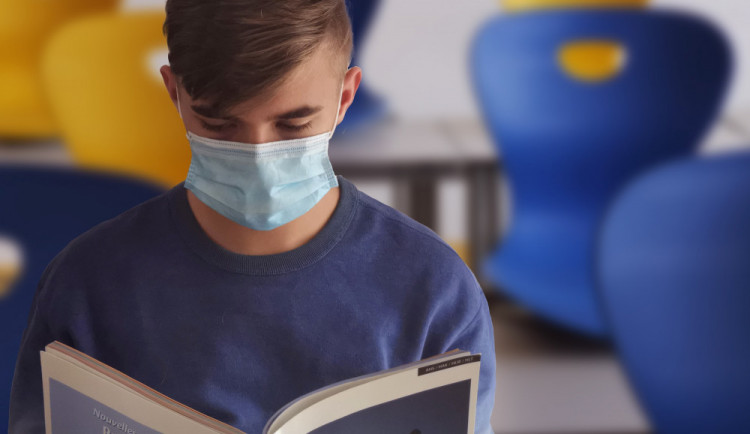 Studenti Univerzity Hradec Králové budou mít roušky povinné i při výuce