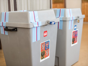 V Královéhradeckém kraji půjde na pěti místech volit z auta