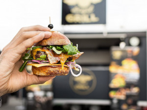 Do Hradce Králové míří druhý ročník Food Truck Festu. Kvůli koronaviru se málem nekonal