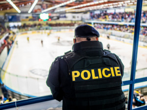 V Královéhradeckém kraji chybí zhruba stovka policistů. Vidinu benefitů často utnou psychotesty