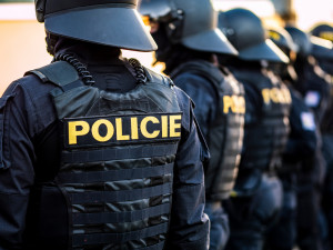 V Královéhradeckém kraji chybí zhruba stovka policistů. Vidinu benefitů často utnou psychotesty