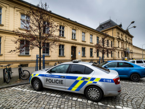V Královéhradeckém kraji chybí zhruba stovka policistů. Vidinu benefitů často utnou psychotesty