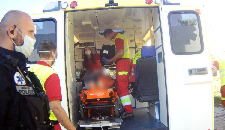 Záchranná služba se opozdila, první pomoc vzala do svých rukou sousedka. Zachránila tím ženě život