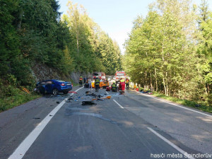 Řidič mustangu se před tragickou nehodou u Špindlerova Mlýna řítil rychlostí až 158 km/h