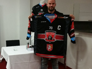 Radek Smoleňák s dresem na novou sezónu