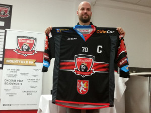 Radek Smoleňák s dresem na novou sezónu