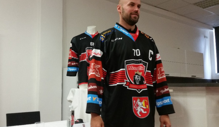 Radek Smoleňák s dresem na novou sezónu