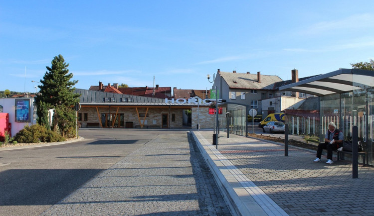 V Hořicích se otevře autobusové nádraží a nová odbavovací hala. Do úplně všech prostor bude možné nahlédnout jen zítra