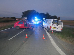 Čelní střet osobního auta s dodávkou v Černilově