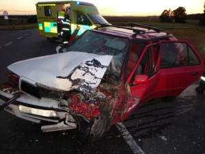 Čelní střet osobního auta s dodávkou v Černilově