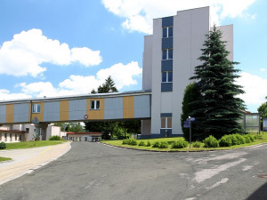Nemocnice v Trutnově zakázala návštěvy kompletně. Ostatní je omezují
