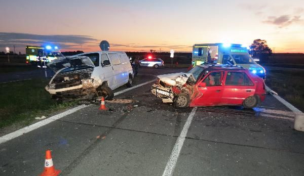 Čelní střet osobního auta s dodávkou v Černilově
