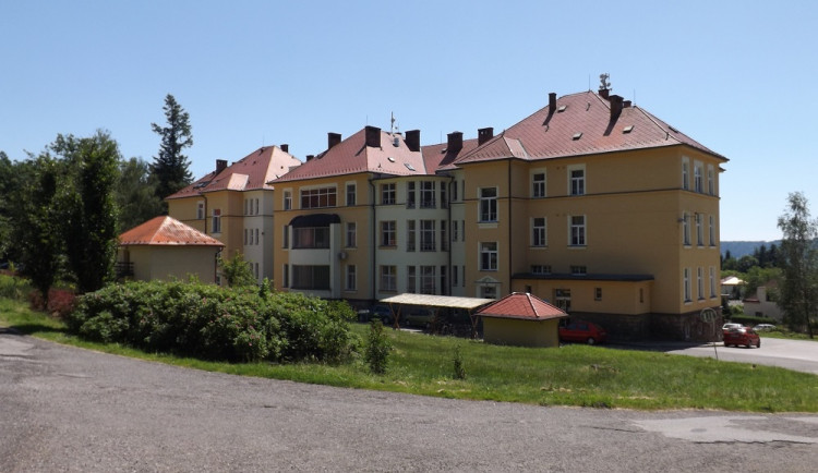 Zákaz návštěv platí už i v nemocnici ve Dvoře Králové nad Labem