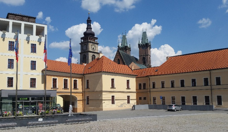 Královéhradecký kraj vyvěsí běloruskou vlajku. Považuje to za akt solidarity