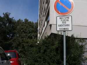 Špatně zaparkovaná auta u panelového domu