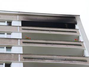 Kvůli špatně zaparkovaným autům měli hasiči problém se dostat k požáru balkonu v nejvyšším patře panelového domu