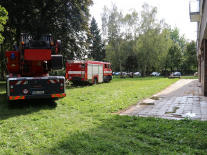 Hasiči při zásahu v Baarově ulici