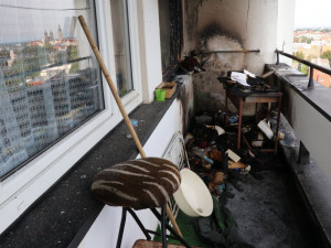 Pop požáru, který vypukl na balkoně u bytu ve 13. patře