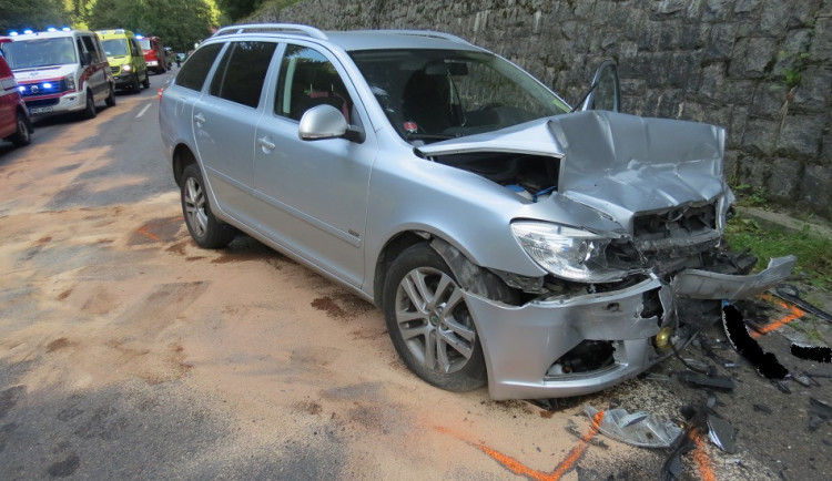 Řidičku přemohl mikrospánek v zatáčce. Srazila se s dvěma dalšími auty