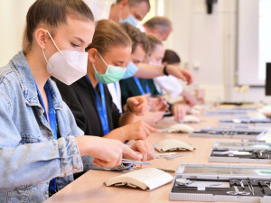FOTO: Během Medikempu si studenti vyzkoušeli medicínu nanečisto. Připravila ho Lékařská fakulta v Hradci Králové