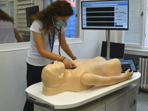 Během Medikempu si studenti vyzkoušeli medicínu nanečisto. Připravila ho Lékařská fakulta v Hradci Králové