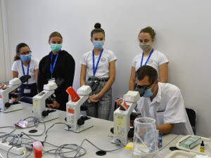 Během Medikempu si studenti vyzkoušeli medicínu nanečisto. Připravila ho Lékařská fakulta v Hradci Králové