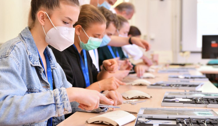 Během Medikempu si studenti vyzkoušeli medicínu nanečisto. Připravila ho Lékařská fakulta v Hradci Králové