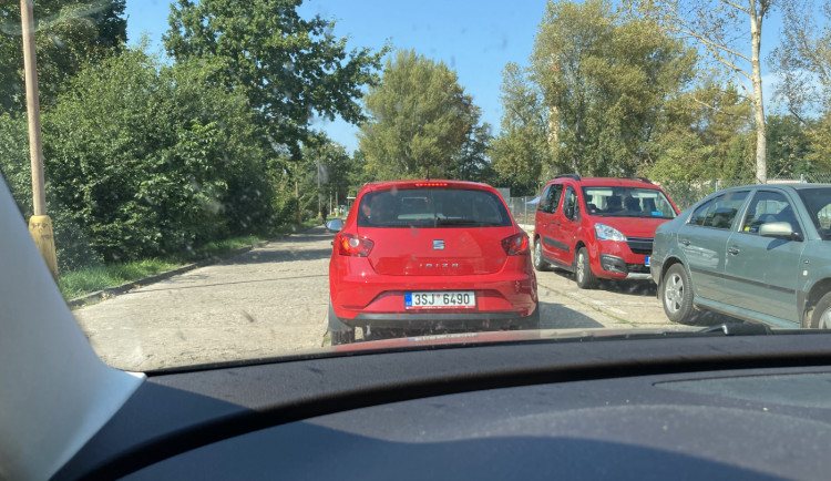 Příjezd na odběrové místo v areálu Fakultní nemocnice Hradec Králové.