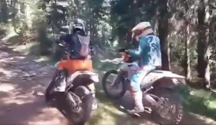 Po Krkonoších se proháněli motorkáři. Správci parku pátrají po jejich totožnosti. Neznáte je?