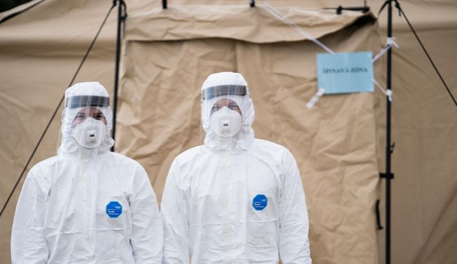 Další rekordní týden v Královéhradeckém kraji. Nakazilo se přes 300 lidí, jde především o studenty