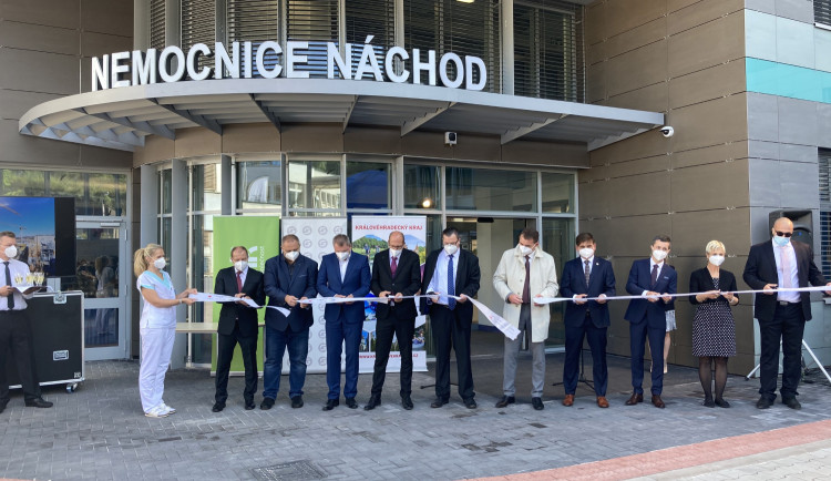 Stavba nemocnice v Náchodě je u konce. Podívejte se na nejmodernější operační sály v republice