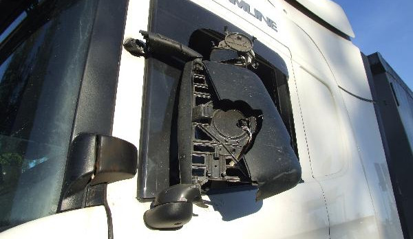 Po střetu dvou kamionů jeden z řidičů odjel. Když ho policisté vypátrali, nadýchal přes dvě promile