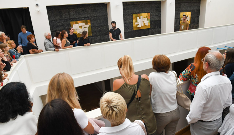 Hradecká galerie věnuje výstavu Jiřímu Hilmarovi. Zaměřuje se na jeho opomíjenou tvorbu