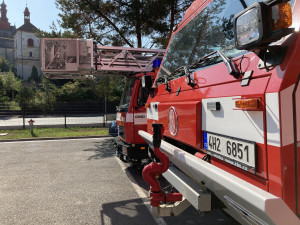 V červeném tričku dnes Hamáček otevřel hasičskou zbrojnici v Jaroměři. Doteď hasiči vyjížděli z plechových buněk
