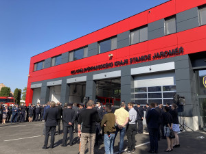 V červeném tričku dnes Hamáček otevřel hasičskou zbrojnici v Jaroměři. Doteď hasiči vyjížděli z plechových buněk