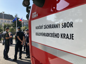 V červeném tričku dnes Hamáček otevřel hasičskou zbrojnici v Jaroměři. Doteď hasiči vyjížděli z plechových buněk