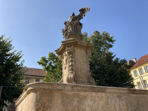 Po rekonstrukci je kašna na Malém náměstí opět v provozu. Město by ji chtělo na zimu zastřešit