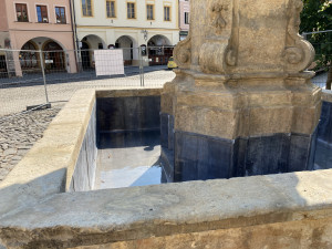 Po rekonstrukci je kašna na Malém náměstí opět v provozu. Město by ji chtělo na zimu zastřešit