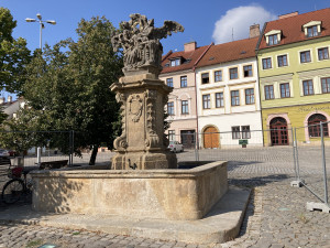 Po rekonstrukci je kašna na Malém náměstí opět v provozu. Město by ji chtělo na zimu zastřešit