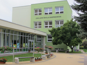 Školy s malou nemocností v Královéhradeckém kraji v pátek volno vyhlašovat nebudou