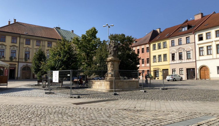 Po rekonstrukci je kašna na Malém náměstí opět v provozu. Město by ji chtělo na zimu zastřešit