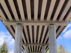 Po mostě na obchvatu Hořic začnou řidiči jezdit na konci října. Most je skoro dokončen